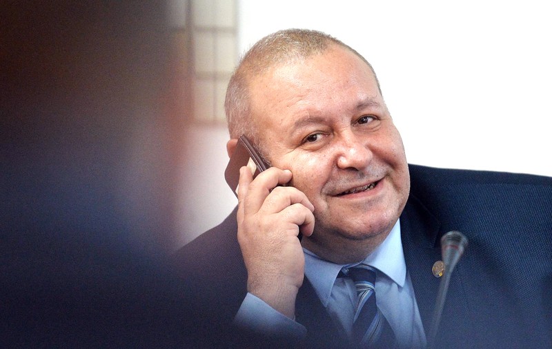 Cine trimite pe e-mail amendamente parlamentarilor când e vorba de creșterea puterilor instituțiilor militarizate? Cazul Fenechiu