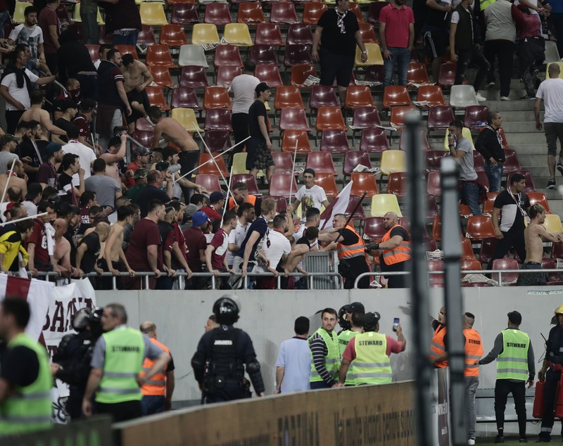 Incidente la meciul Steaua - Rapid. Mai mulți copii, în mijlocul confruntărilor / GALERIE FOTO