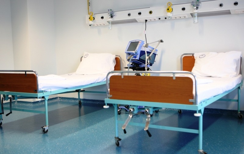 Au ajuns să fure paturi din spital