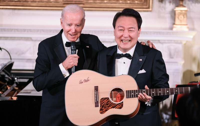 Președintele Coreei de Sud a cântat piesa „American Pie” la cina de stat cu Joe Biden. Ce cadou a primit acesta de la președintele american