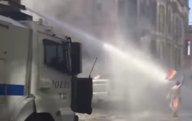 VIDEO | Poliția turcă, intervenție în forță împotriva participanților la "Gay Pride". Au folosit gloanțe de cauciuc și tunuri cu apă