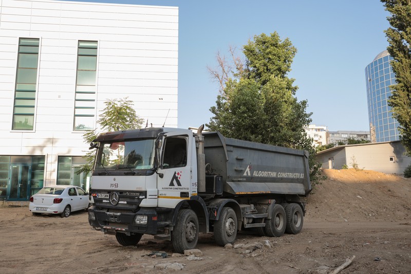 Un camion al firmei Algorithm era parcat în zona șantierului de la Biblioteca Națională | Foto: Vlad Chirea