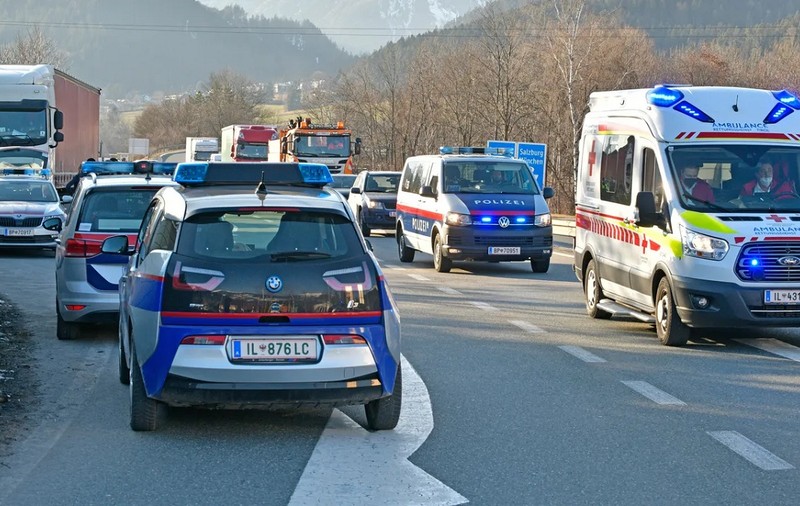 Un șofer român de TIR s-a bătut cu polițiștii pe o autostradă din Austria. A rănit 4, apoi l-au amețit cu spray cu piper
