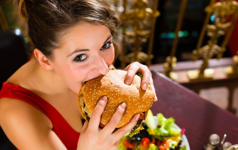 Cea mai mare nebunie! 80.000 de burgeri au fost comandați online de bucureșteni în ultimele 7 luni