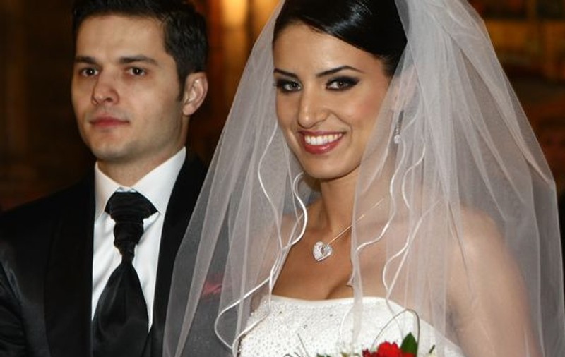 Liviu Vârciu îi dedică versuri Adelinei. Vezi ce răspunde bruneta!