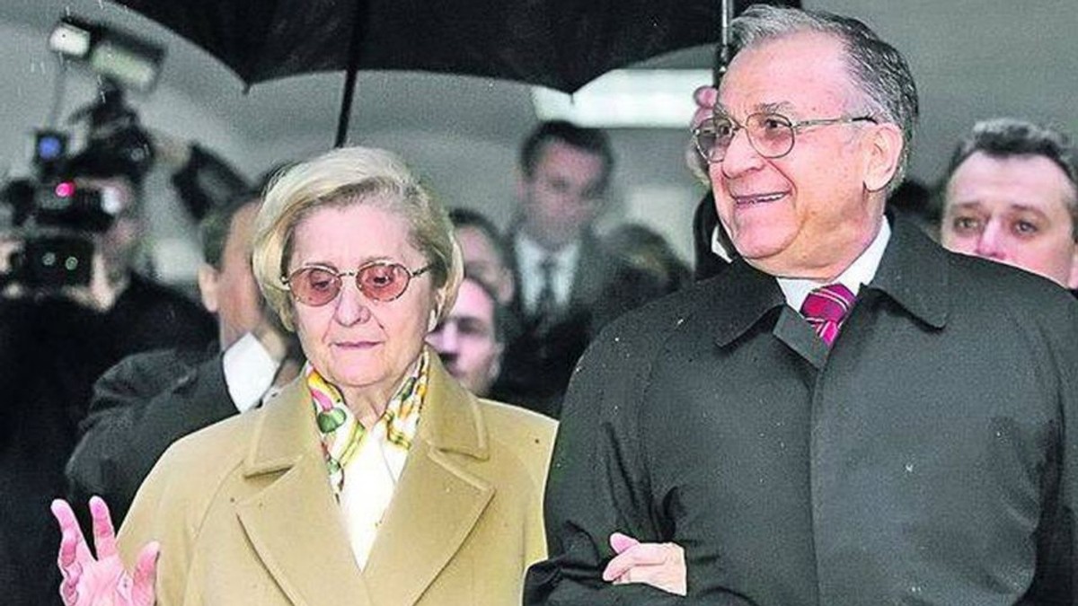 Motivul pentru care Ion Iliescu nu a participat la parada de 1 decembrie. Soția sa, Nina, a explicat care este cauza