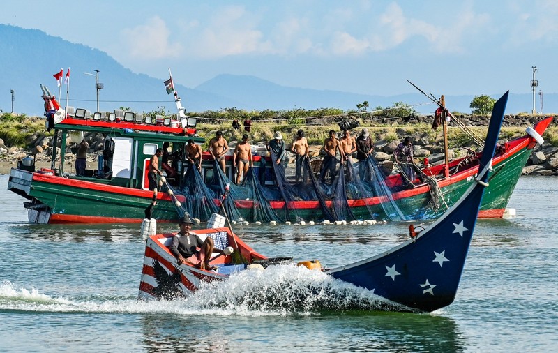 Zeci de persoane sunt date dispărute după ce o barcă s-a scufundat în Indonezia. 11 pescari au fost găsiți în viață, la trei zile după naufragiu