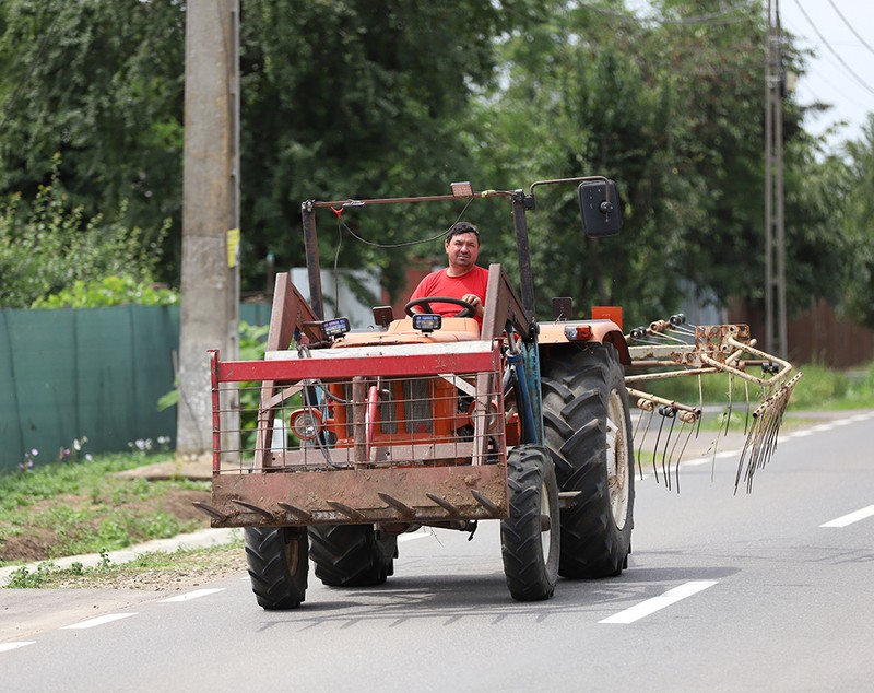 REPORTAJ Alegeri 2024 | Poliție, jandarmi și o bunică speriată de propria nepoată la Belciugatele: „M-a făcut în tot felul că am urcat în mașina primarului!”