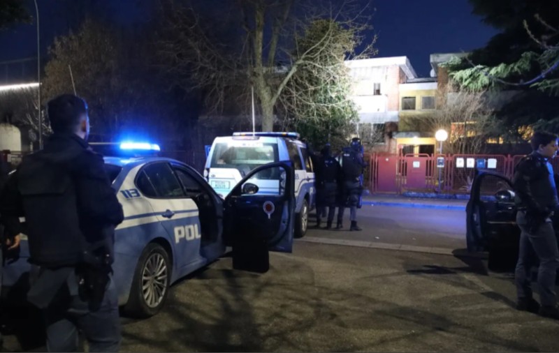 Un român a fost acuzat în Italia că a răpit și a amenințat cu arma o fată de 17 ani. Ce a descoperit poliția