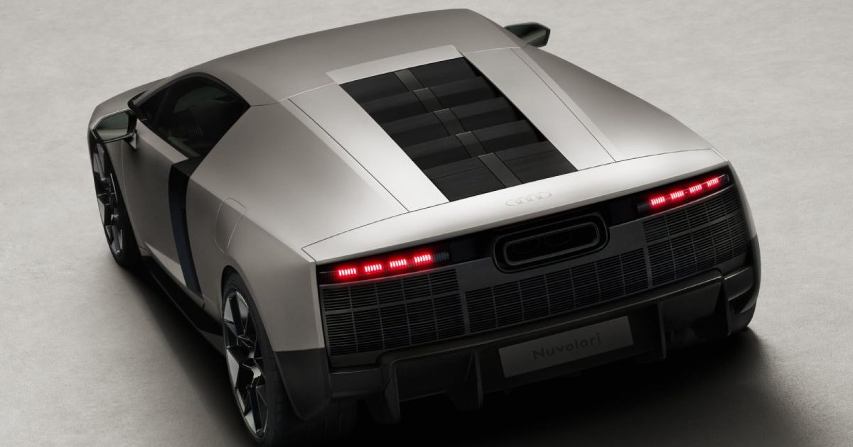 Audi Nuvolari, primul supercar al brandului german, din spate și de sus, de culoare gri, cu stopurile led roșii, pe fundal gri