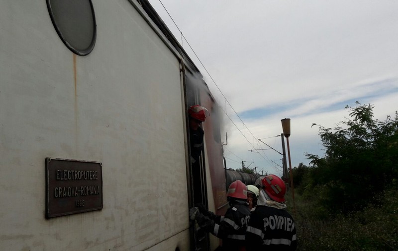 UPDATE. Locomotiva unui tren InterRegio care a plecat din Craiova spre București a luat foc. În tren erau 50 de călători