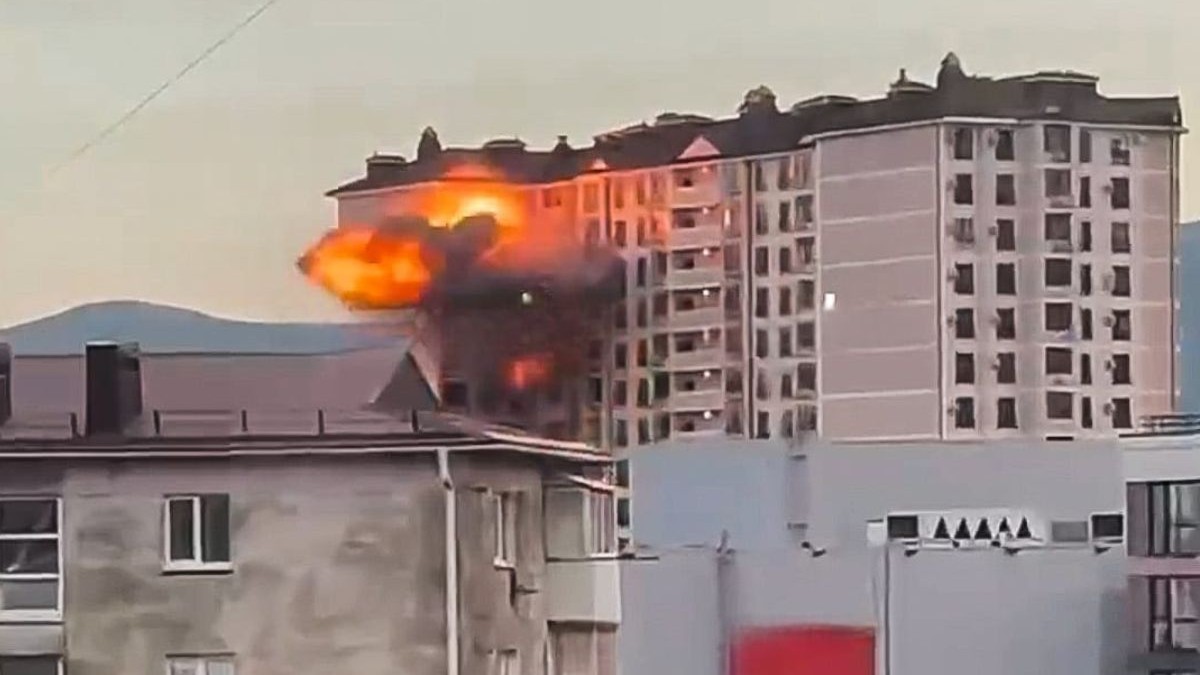 In imagine se observă o explozie cu flăcări la etajul superior al unui bloc
