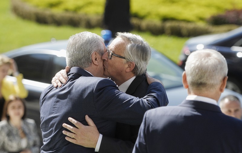 Jean-Claude Juncker s-a bucurat de revederea liderilor români. Festivalul pupăturilor / FOTO