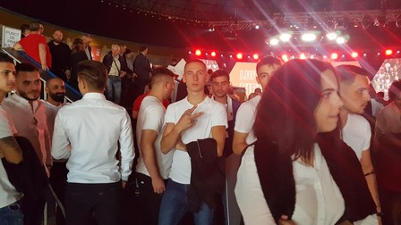 Cei tineri și rebeli au ascultat discursurile cu spatele la scenă