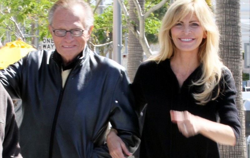 Larry King renunţă la emisiunea pe care o realizează la CNN de peste 25 de ani