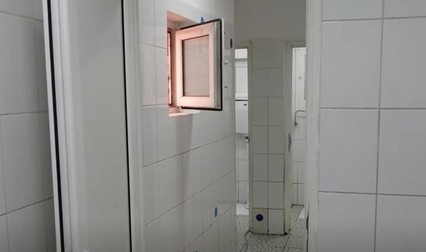 Toaleta în care s-a întâmplat totul. Foto: Captură video Digi 24