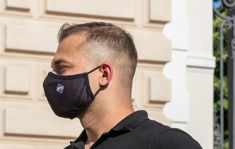 Masca de protecție devine obligatorie în toate spațiile publice din Polonia
