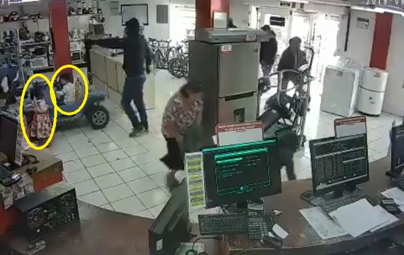 VIDEO | Doi copii au văzut pe viu un jaf armat! Mai mult, unul dintre atacatori a fost împușcat în fața lor!