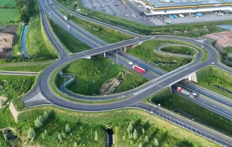 O intersecție suspendată care a costat aproape 60.000.000 de euro e nefolosită de 7 ani și două ieșiri duc spre nicăieri, în Marea Britanie