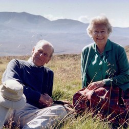 Prințul Philip și regina Elisabeta a II-a, în vârful Coyles of Muick, Scoția în 2003 FOTO: Facebook The Royal Family / Fotografie de contesa de Wessex