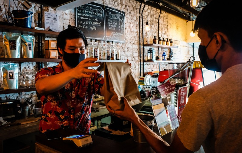 Parisul introduce noi măsuri din cauza COVID-19. Livrarea şi vânzarea la pachet ale preparatelor culinare în timpul nopţii, interzisă