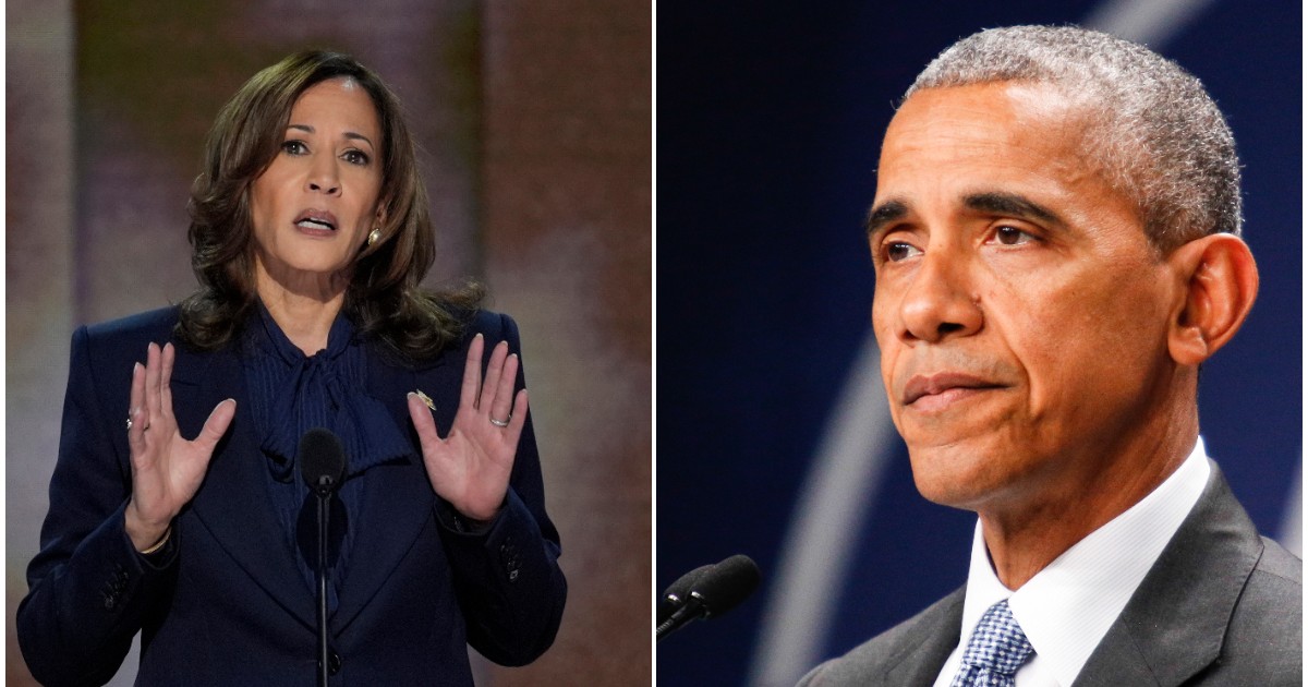 În stânga este Kamala Harris, îmbrăcată într-un costum albastru închis, în timp ce vorbește la microfon. În partea dreaptă este Barack Obama, îmbrăcat în sacou, în fața unui microfon