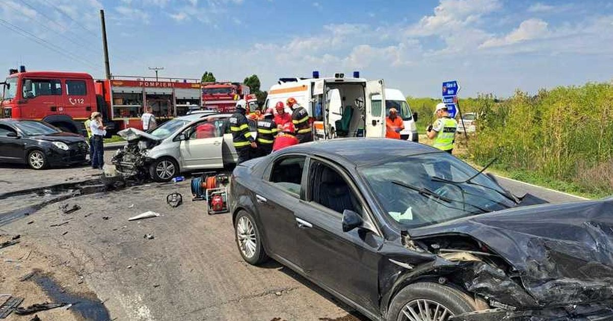 Trei mașini sunt parțial distruse în urma unui accident pe Centura Ploiești, în timp ce pompierii, cadrele medicale și polițiștii intervin la locul incidentului, 9 iulie 2025