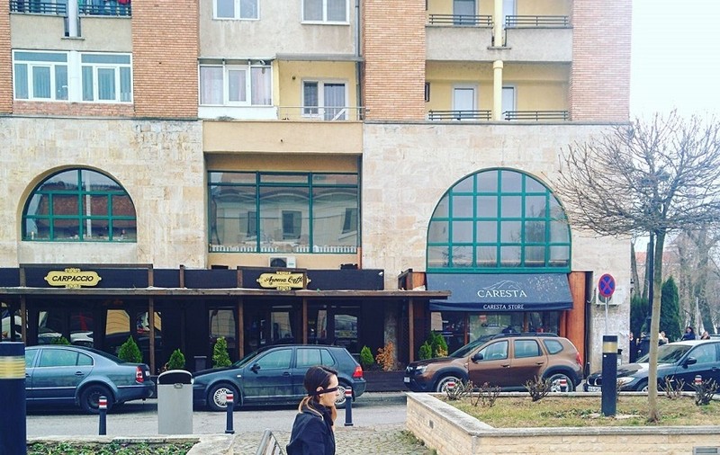 Verificări după ce o tânără legată la ochi a fost văzută în zone publice din Alba Iulia. S-a crezut că juca "Balena Albastră”