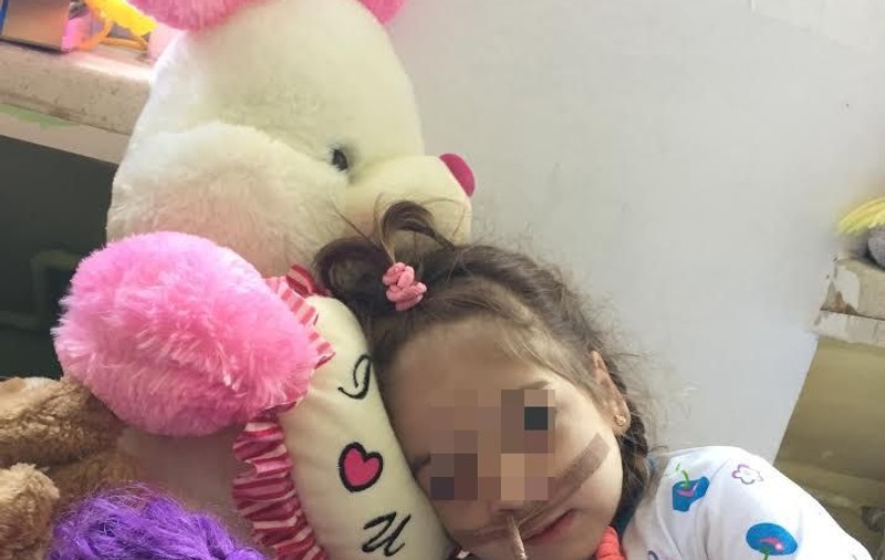 Tatăl fetiței maltratate a primit amenințări cu moartea din partea rudelor mamei bătăușe: ”Mi-au zis că-mi taie gâtul”