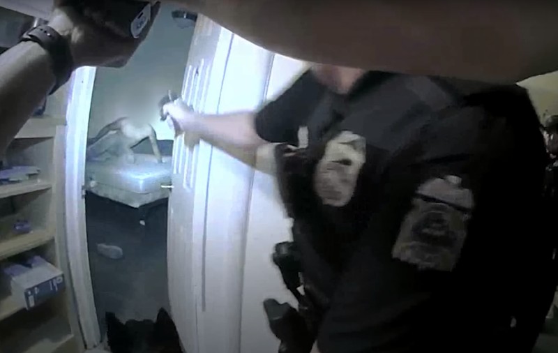Un polițist din Ohio a împușcat mortal un tânăr de culoare neînarmat, aflat în patul său. Momentul, surprins de camerele de corp ale ofițerilor