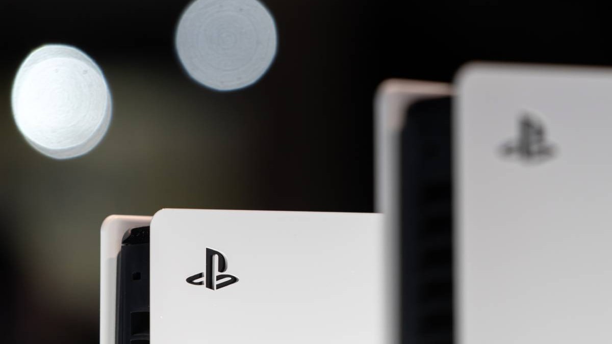 Două console PlayStation 5, una lângă cealaltă.
