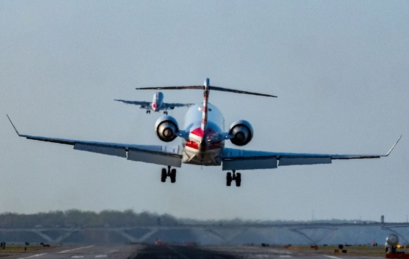 Piloți certați după ce au mieunat și au lătrat pe frecvența de control al traficului aerian