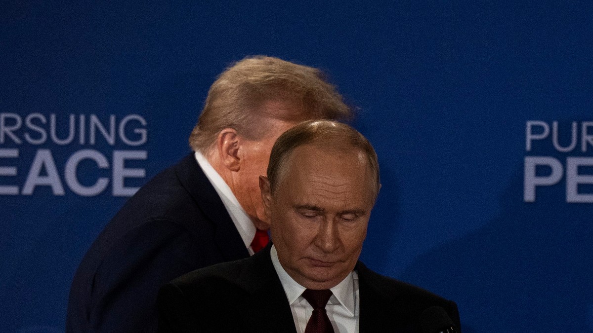 Președintele Donald Trump și președintele Rusiei, Vladimir Putin, sosesc pentru o conferință de presă comună la Baza Comună Elmendorf-Richardson, Alaska, vineri, 15 august 2025