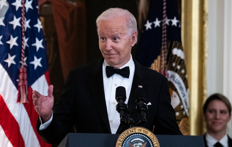 Joe Biden îi alege pe George Clooney și Julia Roberts în loc să meargă la summitul de pace pentru Ucraina. SUA, reprezentate în Elveția de Kamala Harris
