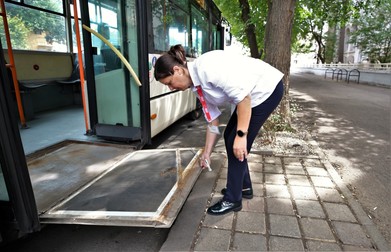 Doamna Birică sare în ajutorul persoanelor cu handicap care merg cu troleibuzul. Foto: Dumitru Angelescu / Libertatea