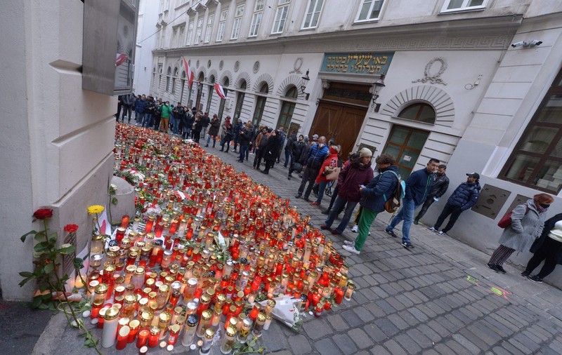 Doi complici ai autorului atentatului de la Viena din 2020 au fost condamnați la închisoare pe viață