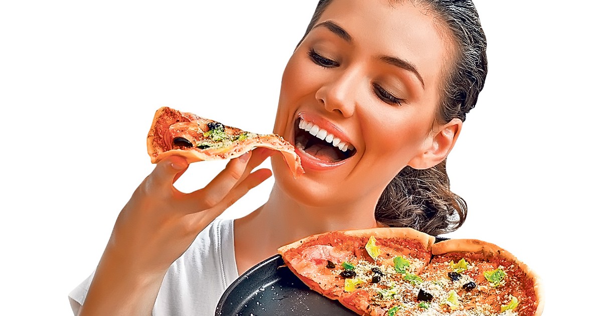 O femeie mananca pizza congelata