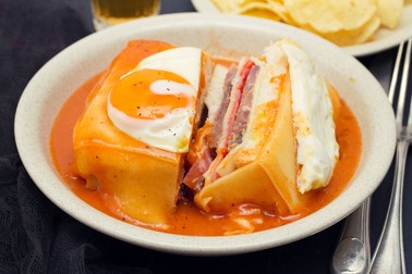 Mâncaruri pe care să le încerci în Portugalia - Francesinha