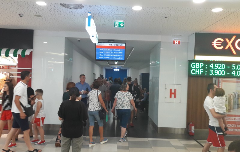 EXCLUSIV / Cum au ajuns românii să-și facă pașaport la mall. ”Internele” au primit cadou 1250 mp