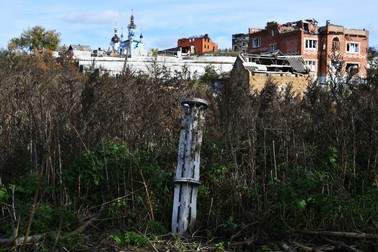 Rămășițele unei rachete pot fi văzute într-un sat din Bohorodychne, estul Ucrainei, 22 octombrie 2022. Foto: Profimedia