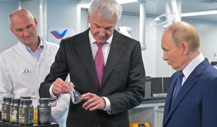 Guvernatorul regiunii Magadan, Serghei Nosov (centru), și președintele Rusiei, Vladimir Putin (dreapta), în timpul unei vizite la fabrica Omega-Sea. Foto: Profimedia Images