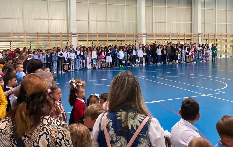Biroul primarului din Azuga a devenit sală de clasă. 450 de elevi au început cursurile în clădirea primăriei orașului prahovean sau în alte spații