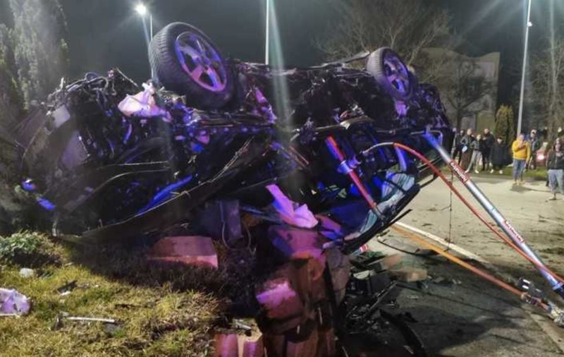 Momentul în care o mașină intră cu viteză în insula unui sens giratoriu din Sebeș. Șoferul de 21 de ani a murit