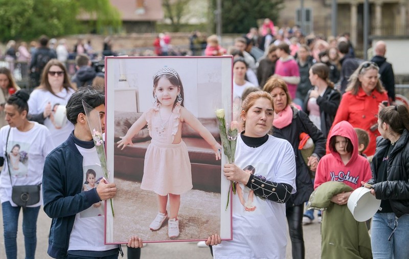 Marș cu 500 de oameni pentru Rose, fetița româncă de 5 ani ucisă și băgată dezbrăcată într-un sac de gunoi, într-un oraș din Franța