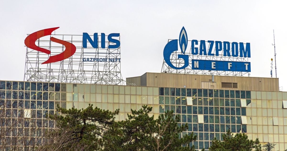 Siglele Gazprom Neft și NIS Petrol în vârful unei clădiri de birouri