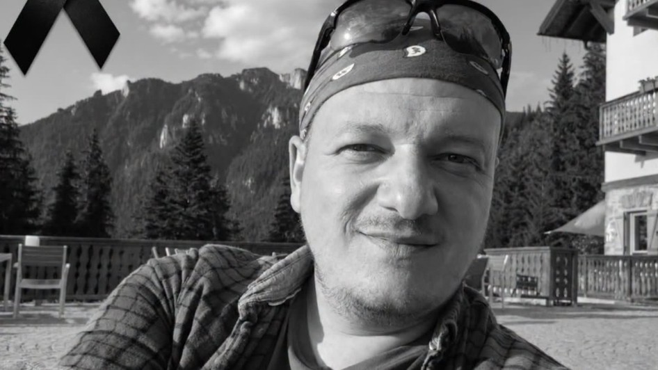 Imagine alb negru cu un bărbat cu ochelari de soare pe cap
