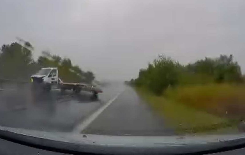 Cu peste 100 km/h, pe o ploaie torențială, pe A1, o camionetă a început „să danseze” pe șosea: „Ce noroc ai avut, nene!”