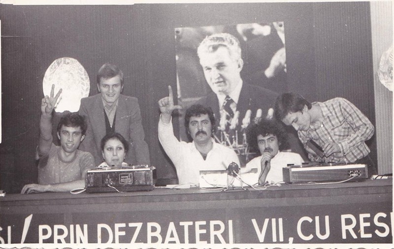 Mihai Manea, membru al trupei Barock, are amintiri dureroase, dar și frumoase, din perioada comunismului. «Puneam AC/DC la radioul fabricii între două cuvântări ale tovarășului»
