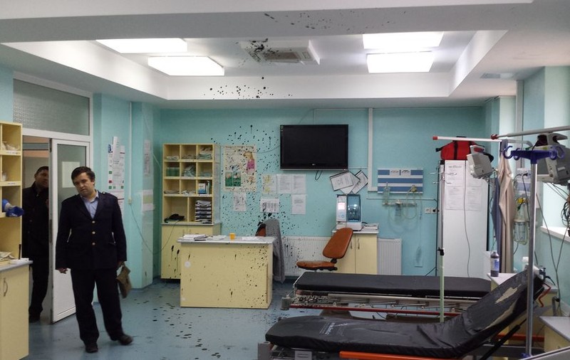 Un deţinut adus la spital după o supradoză de medicamente a făcut un scandal monstru. Vezi cum a devastat camera de gardă! | FOTO
