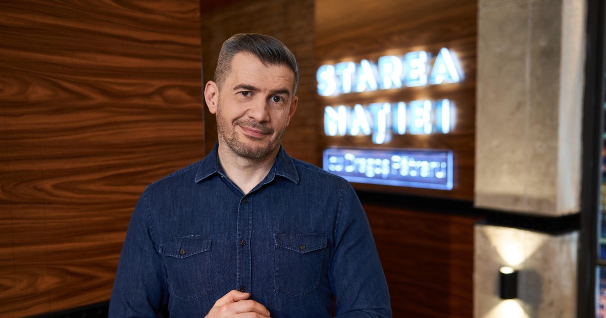 Realizatorul TV Dragoș Pătraru, având în spate sigla emisiunii sale, Starea nației